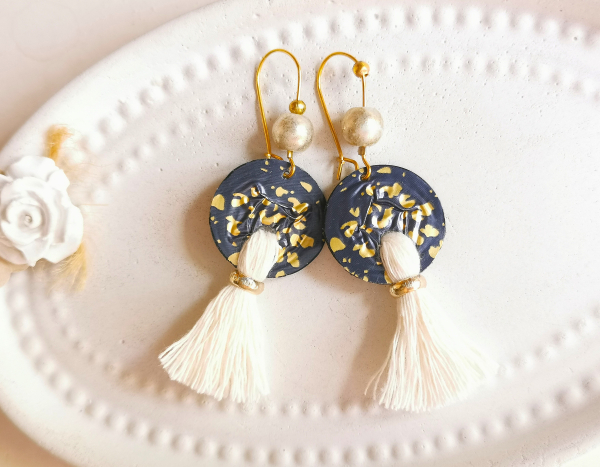 creme Baumwoll Quastenohrringe blau terrazzo